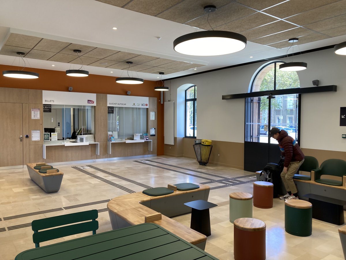 🚉 La gare de Millau en <a href="/Occitanie/">Région Occitanie</a> se modernise pour être accessible à tous !
Depuis septembre, les déplacements des voyageurs ont changé grâce à l’amélioration du confort, de la sécurité et de l’accessibilité en gare
Un pas de plus vers une mobilité durable et inclusive 🌍♿️