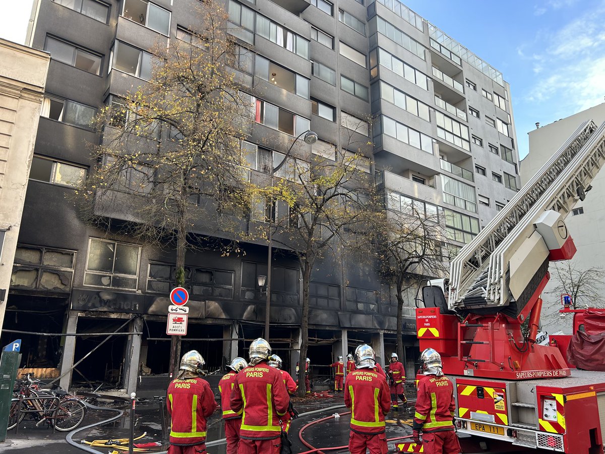 mairie15's tweet photo. Incendie spectaculaire au magasin Auchan de la rue Lecourbe ce matin, habitants hébergés en Mairie de #Paris15. 130 pompiers présents et plus de 30 engins. 5 personnes légèrement intoxiquées @PompiersParis @prefpolice https://t.co/cryJIMYLAc