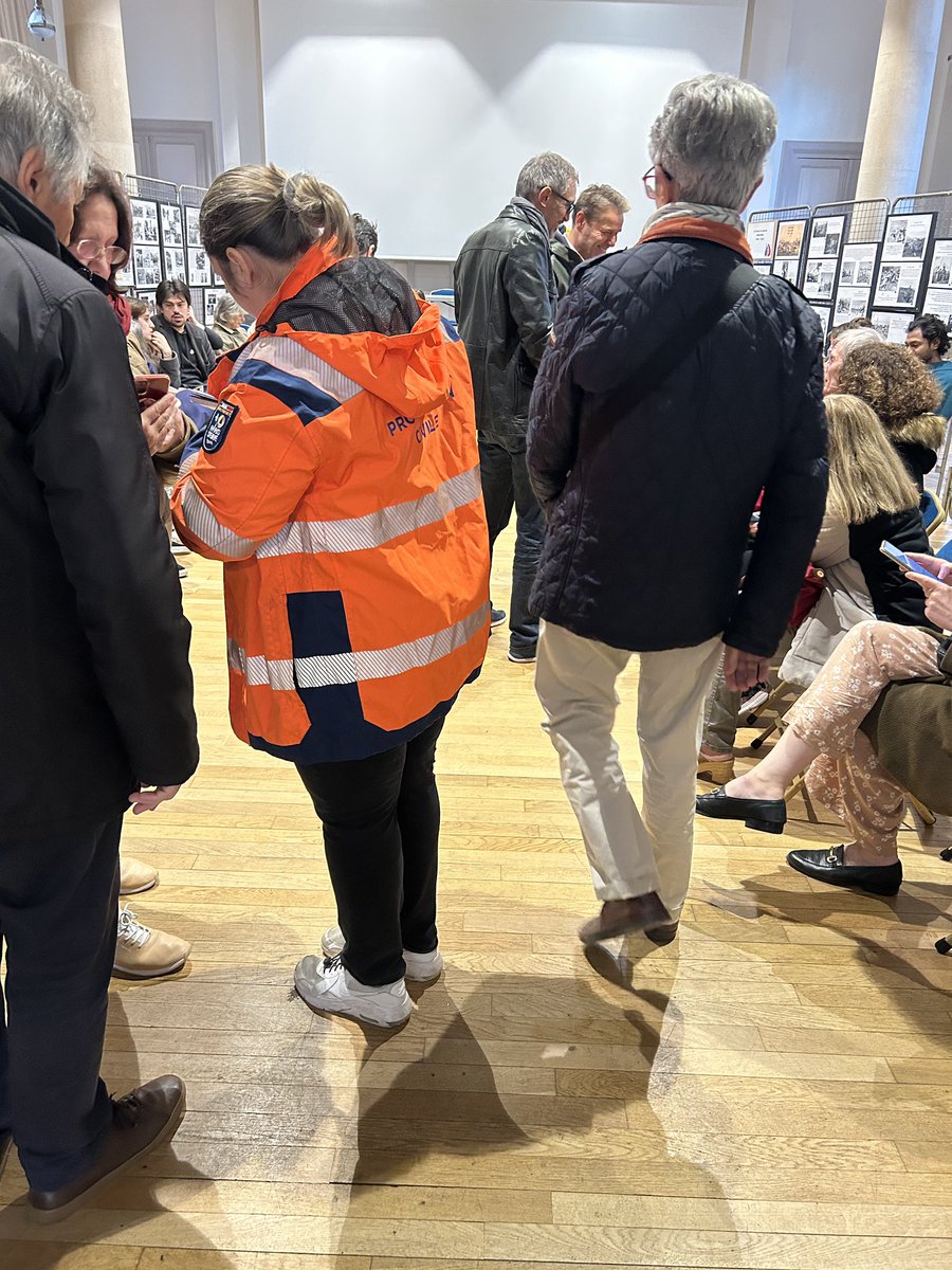 mairie15's tweet photo. Incendie spectaculaire au magasin Auchan de la rue Lecourbe ce matin, habitants hébergés en Mairie de #Paris15. 130 pompiers présents et plus de 30 engins. 5 personnes légèrement intoxiquées @PompiersParis @prefpolice https://t.co/cryJIMYLAc