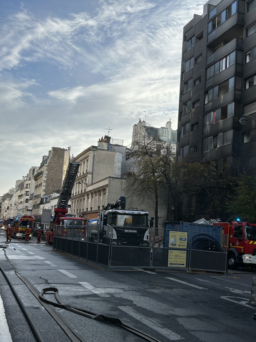 mairie15's tweet photo. Incendie spectaculaire au magasin Auchan de la rue Lecourbe ce matin, habitants hébergés en Mairie de #Paris15. 130 pompiers présents et plus de 30 engins. 5 personnes légèrement intoxiquées @PompiersParis @prefpolice https://t.co/cryJIMYLAc