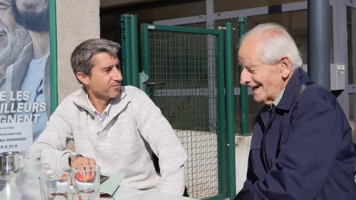 Francois_Ruffin's tweet photo. Charles Piaget, leader des Lip, figure du mouvement ouvrier, sera enterré ce vendredi à Besançon. Et je suis doublement triste : invité, je ne pourrai pas m’y rendre.

Ce vendredi, je serai dans ma ville, à Amiens, avec les salariés de Metex. Je les ai rencontrés, ce printemps, sur un piquet devant leur usine. Syndicats unis, CFDT en tête, ils faisaient grève pour des avantages perdus, mais surtout pour un dialogue rompu avec leur direction, un sentiment de distance, d’ordres qui tombaient de haut, de loin, et qui les écrasaient, les méprisaient. Depuis, leurs directeurs, leur PDG, sont autour de la table, pour des discussions parfois rugueuses, mais franches. Je vais le dire avec grandiloquence, tant pis : ce vendredi, à notre manière, sur notre zone industrielle picarde, nous maintiendrons la mémoire de Charles Piaget, son souvenir vivants, avec des ouvriers qui ne baissent pas la tête. Samir Benhyahya et ses collègues syndiqués de Métex sont les héritiers de Charles, sans le savoir. J’en suis un héritier, en le sachant.

Lorsque je l’ai rencontré, pour la première fois, micro en main il y a près de vingt ans, les Lip étaient déjà une légende pour moi, et Charles Piaget un héros. Durant une journée, me baladant dans le quartier de Palante, il m’a raconté le conflit, ses peines et ses joies, leurs succès et leurs échecs. Au-delà du récit, ce qui m’a frappé, c’est sa modestie. Pas de grands discours, pas de grandes envolées, pas de grandes colères, pas de grands « moi moi moi », au contraire : tout à taille humaine, s’adressant au jeunot que j’étais comme à un égal. Le soir venu, alors que je l’invitais au restau, il m’a offert un bol de riz chez lui, sans doute son repas ordinaire. (J’ai re-mangé derrière.)

Je l’ai recroisé, ensuite, à l’occasion, au sommet des Glières, à des rencontres sur les luttes ouvrières, à mes films en avant-première. Je l’ai embarqué, aussi, dans une petite aventure, quand les salariés d’Ecopla, près de Grenoble, ont tenté de reprendre leur usine en Scoop. Malgré son âge et sa fatigue, aussitôt, il a répondu présent, se déplaçant, guidant de ses conseils, toujours calmement, toujours modestement. Je ne le croisais pas souvent, mais pour moi comme pour tant d’autres, j’imagine, c’était rassurant, à travers les embrouilles du présent, à travers les incertitudes, les inquiétudes, quand on s’engage sur le chemin incertain de ces combats pour les gens, contre l’argent, quand on rejoue sans cesse David en bleu de travail contre mille Goliath en costume, avec les pièges, avec les chausse-trappes, avec les coups dans le dos, c’était rassurant d’avoir ce repère, cette figure tutélaire, cette part d’histoire. Avec sa sagesse, sa force tranquille.

Lors de notre dernière rencontre, il y a deux ans déjà, en 2021, je lui ai proposé de dialoguer avec Frédéric Thomas, un ouvrier des fonderies du Jura, qui souhaitait, lui aussi, avec ses collègues, la reprise de son entreprise en coopérative. Mais ce qui m’a marqué, c’est une anecdote. Devant la presse, devant les caméras, durant le conflit des Lip dans les années 1970, lui n’avait pas pleinement, pas entièrement, transmis les revendications de ses camarades. Aussi, ils l’ont puni, mis au piquet. Un grand meeting devait se tenir, à Besançon, en soutien aux Lip, avec les leaders nationaux de la CGT et de la CFDT. Eh bien, Charles Piaget fut condamné au silence. Ses collègues lui interdirent de prendre la parole. Pour un porte-parole, on imagine la torture !

Un autre jour, il avait boudé : « Puisque c’est comme ça, je reste chez moi. Qu’ils se débrouillent ! Qu’ils fassent sans moi ! » Eh bien, le problème, il souriait, « c’est qu’ils ont fait sans moi ! Ils se sont débrouillés. »

Voilà de quoi Charles Piaget témoignait : de la démocratie. De la démocratie dans la cité, de la démocratie dans les entreprises, de la démocratie dans nos syndicats, nos partis. De la puissance, de la force, de l’intelligence que peuvent avoir les gens lorsqu’on leur fait confiance, lorsqu’on leur laisse l’espace, un peu de pouvoir. Avec cette tension, bien sûr, entre l’individu et le collectif, avec des hommes ou des femmes sinon « leaders » du moins moteurs, avec la part d’ego et d’orgueil dans tout cela, orgueil et ego non pas à nier, mais mis service de quoi ? 

Dans le cas de Charles Piaget, il n’y a pas de doute : il l’a mis au service de plus grand que lui, au service de l’humanité, l’humanité sans majuscule, l’humanité ordinaire, l’humanité dans les ateliers de son usine, l’humanité ensuite des chômeurs, son humanité à lui révélant, accompagnant, l’humanité des autres, et les grandissant tous.
A Besançon, ou ailleurs dans nos cœurs, que l’on rende aujourd’hui hommage à Charles Piaget.
Mais surtout, que l’on garde son héritage vivant, son héritage d’humanité.

Toutes mes condoléances à la famille.
Tous mes vœux de courage à ses amis, à ses proches.