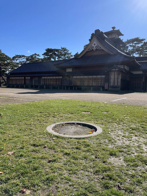 北海道行ったならばゴールデンカムイ縁の地を踏みたいってんで五稜郭へ。 コレは白石が突っ込んだ井戸跡。とーぜんながら看板はもう無いw そしてやっぱりグッズは売ってた。チョットだけこうにう。天気イマイチ工程だったがこの日は晴れてくれた。愛の力か?!