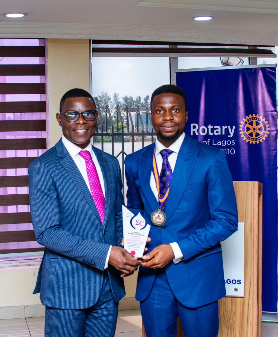 _sigmaclub_ui's tweet photo. Old Sigmite Lamidi AdYesterday, 8th of November, 2023, The Sigma Chief presented an outstanding award of impact to Old Sigmite Lamidi Adetunji(Vice President, FCMB) , recognizing him as the most admired Old Sigmite.

#SigmaClubUI https://t.co/2OIjkqBUDS