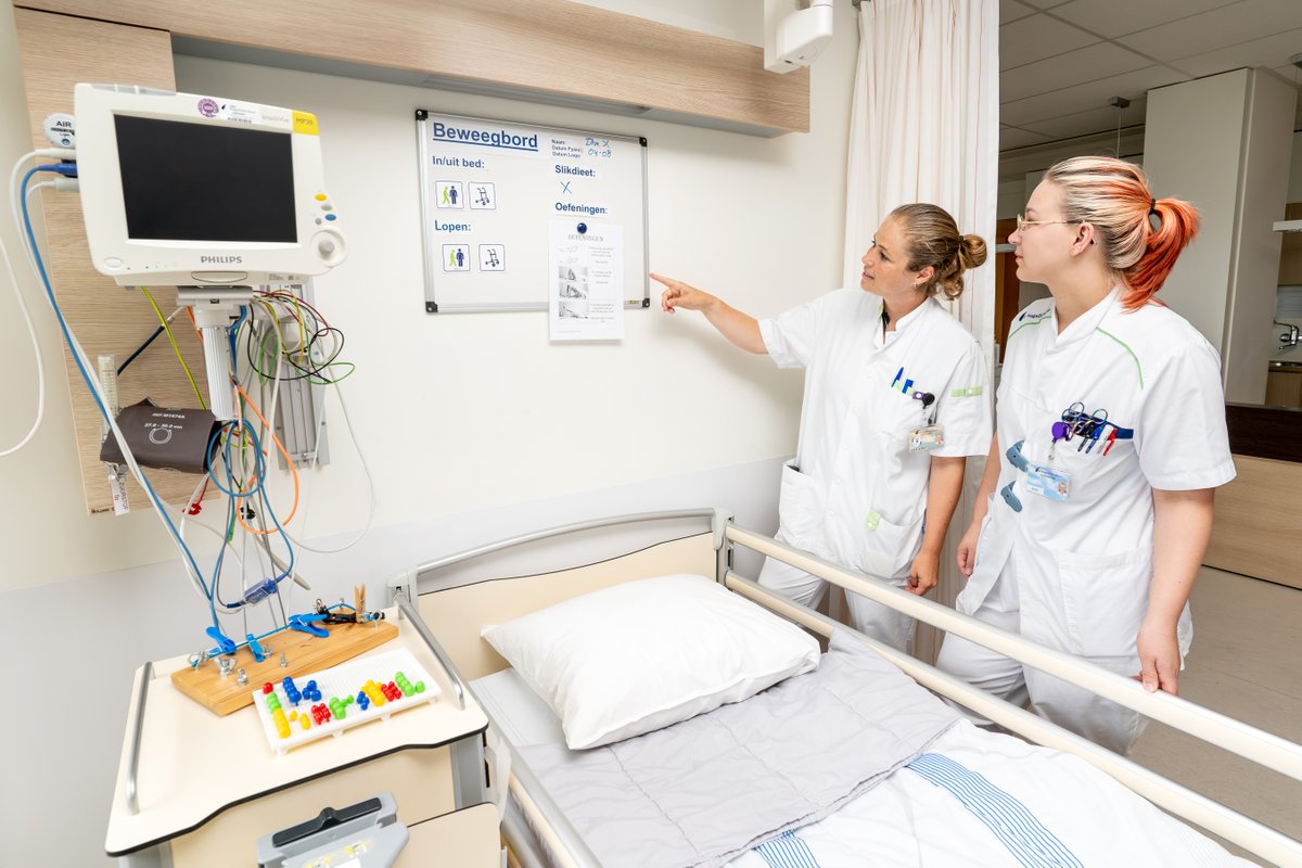 In het ziekenhuis opgenomen patiënten liggen vaak een groot deel van de dag in bed. Hoe krijg je hen meer in beweging? Met het project HagaUitBed onderzochten we het effect van een beweegbord en stimulerende leefomgeving. Lees meer op de website:

hagaziekenhuis.nl/nieuws-agenda/…