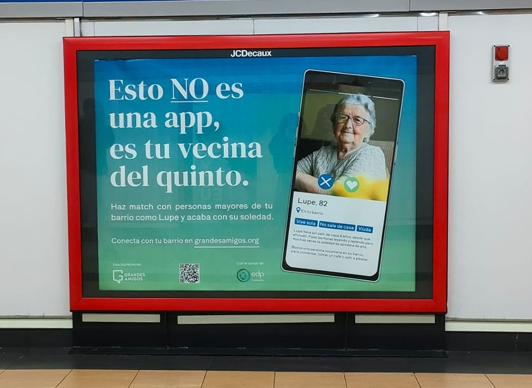 GrandesAmigos__'s tweet photo. 🤔¿Conoces e interactúas con tus vecinos? Hoy en día la mayoría de las personas ni si quiera se han cruzado con la gente que vive en su mismo edificio…💡Desde Grandes Amigos hemos hecho una nueva campaña en metro de Madrid con el objetivo de fomentar las relaciones vecinales👵🏻👴🏼 https://t.co/ILNKfmZUOH