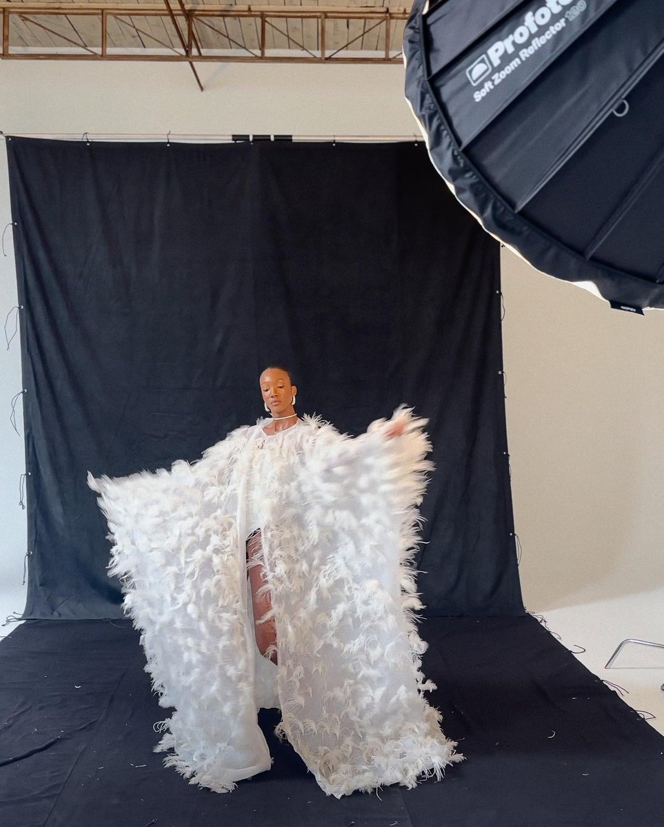 profotojapan's tweet photo. 作品と舞台裏

ライト1灯とレフ板を使って撮影

写真家二人組 @ahmadbarber + @dontemaurice
@abdmstudio

#profoto
#lightshaping
#プロフォト
#ライトシェーピングツール
#スタジオ撮影
#ストロボ撮影 https://t.co/cjXpQZspm2