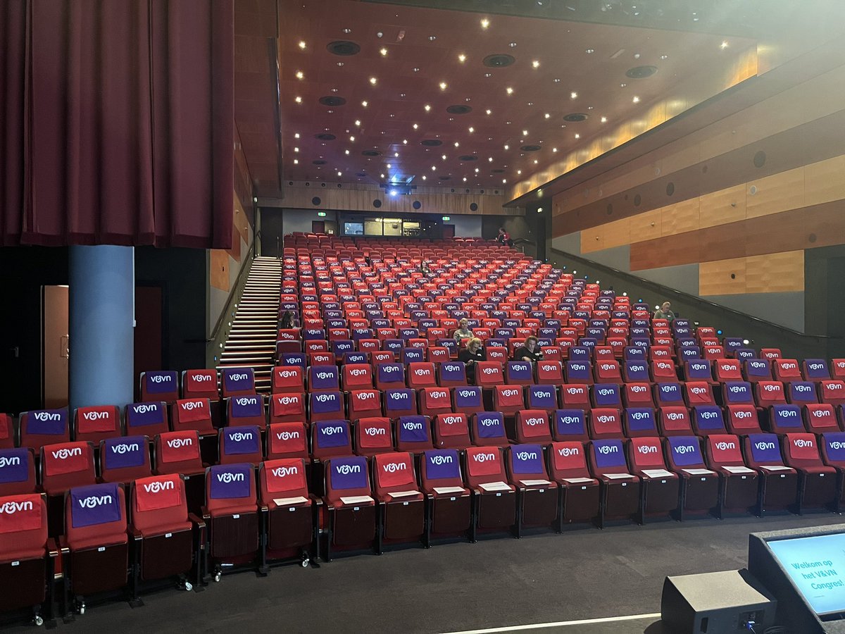 Namens @Digivaardigzorg geeft Suzanne vandaag een keynote over digitale vaardigheden aan deelnemers van het congres van de <a href="/VenVN/">V&VN</a>