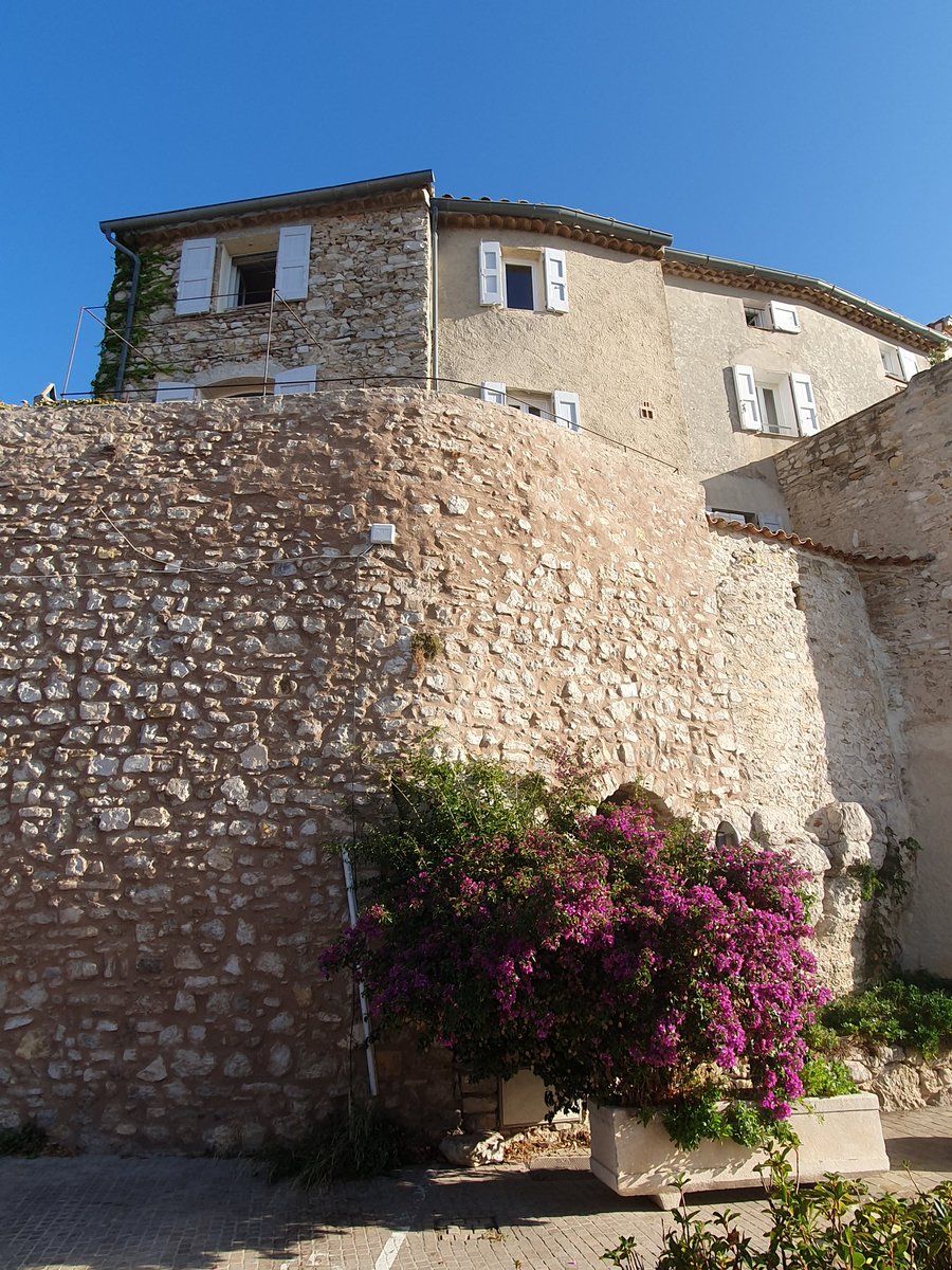 hugotrap's tweet photo. Le village médiéval du Castellet c'est le monde de #Pagnol, de la #bartavelle, de la #belote et du #pastis (entre autres). Une richesse touristique à découvrir!
#Paca #Sud #Provence #Mediterranean #MerMediterranee #Mediterraneansea #Sieste #Naptime #Paradise #beautifulnature https://t.co/9YxwndLdIY