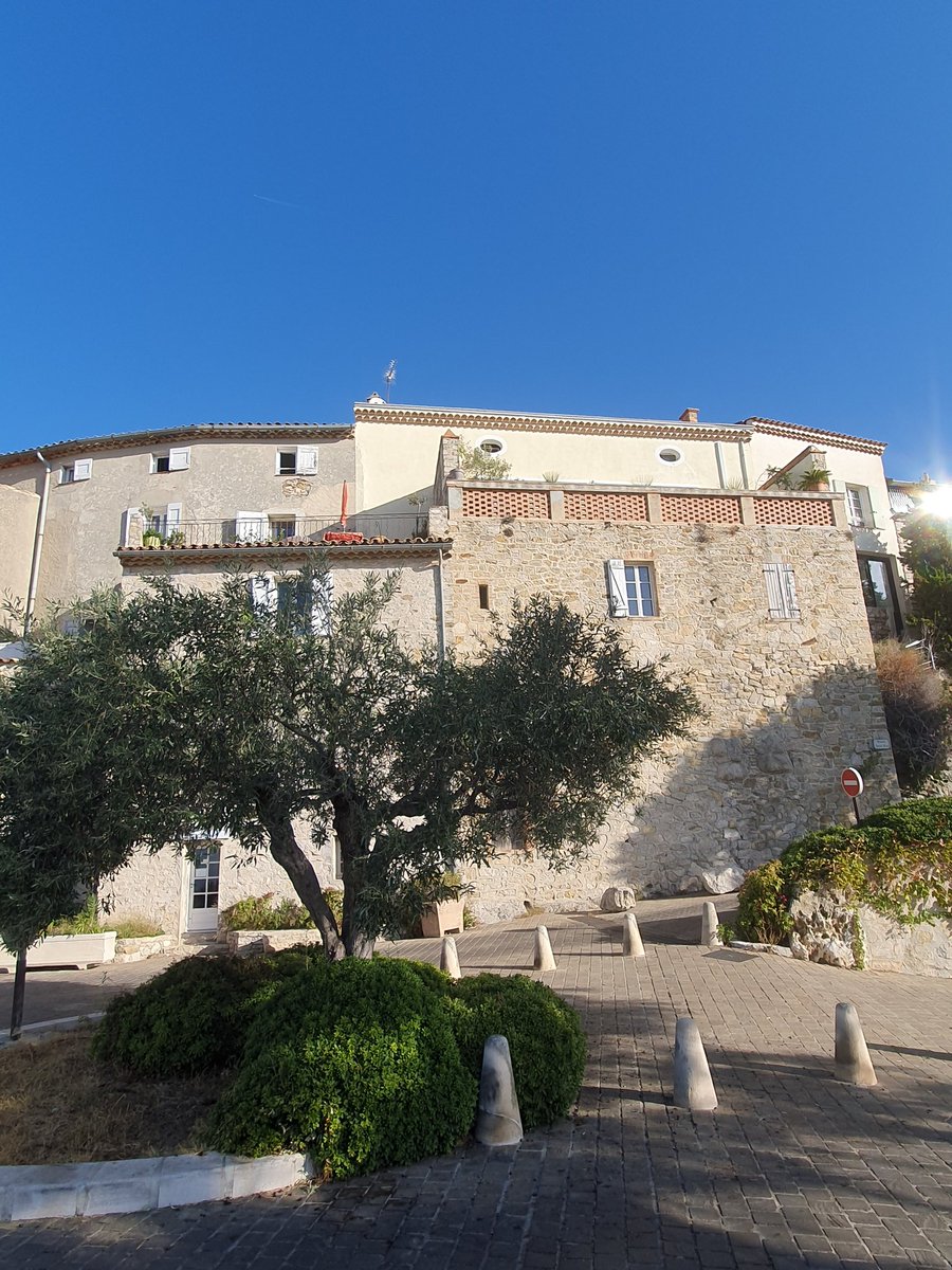 hugotrap's tweet photo. Le village médiéval du Castellet c'est le monde de #Pagnol, de la #bartavelle, de la #belote et du #pastis (entre autres). Une richesse touristique à découvrir!
#Paca #Sud #Provence #Mediterranean #MerMediterranee #Mediterraneansea #Sieste #Naptime #Paradise #beautifulnature https://t.co/9YxwndLdIY