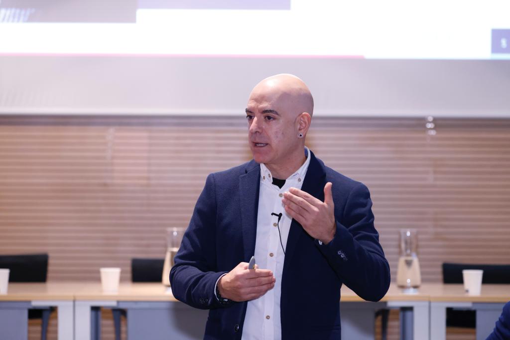 joventutdiba's tweet photo. Ponència “La cultura del bon tracte i l’acompanyament vivencial a #joves”, amb @Inigomandojana, psicopedagog i educador social.

Què és el bon tracte i com fer-ho possible a l'#adolescència i #joventut?

#APROP23 #41JPLJ https://t.co/jBsJR7TDSd