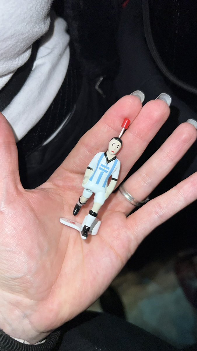 lauritula's tweet photo. The little toy that @petewentz received… it was me.
Consider it a sign, Argentina misses you guys!
@falloutboy @falloutarg_ @fobtours @fobbieupdates #SoMuchForBerlin #SoMuchForTourdust https://t.co/IOfNBE1beR