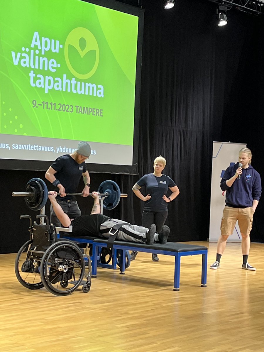 Paravoimailijat ⁦@Apuvaline⁩ liikuntalavalla. Jos aamupäivän lajiesittely meni ohitse niin tule iltapäivällä uudestaan ⁦@FinnParalympic⁩