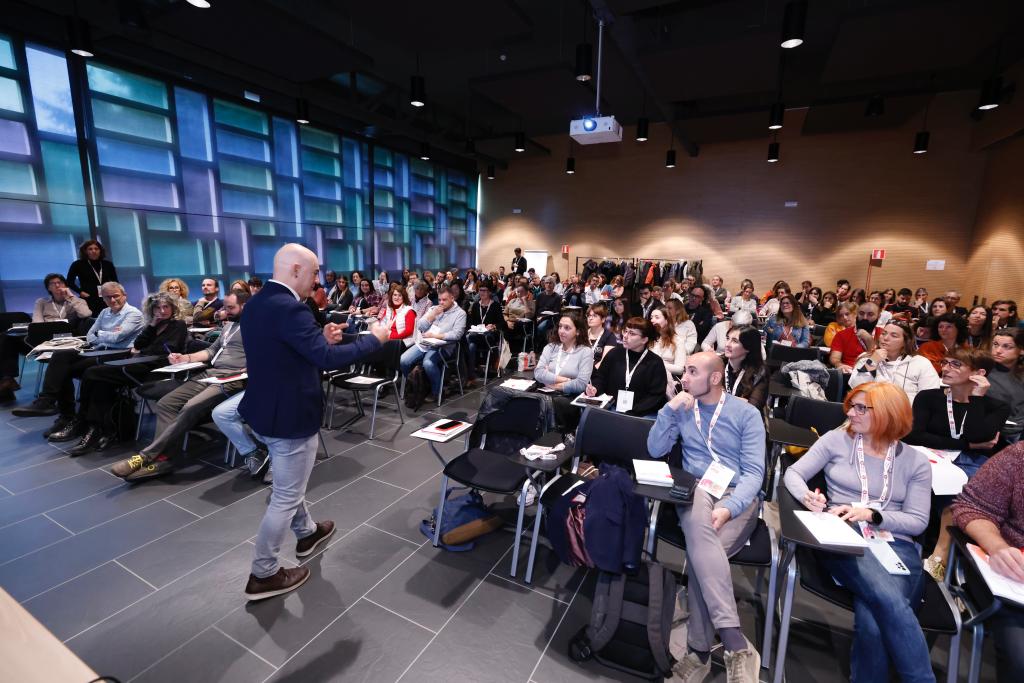 joventutdiba's tweet photo. @Inigomandojana parla d'una mirada positiva a l'#adolescència davant del model de l'hormona o d'etapa de crisi.
Reptes a nivell parental, professional i institucional que promocioni una atenció basada en el bon tracte als i les #adolescents i #joves.

#APROP23 #41JPLJ https://t.co/Clw2KgAeQT