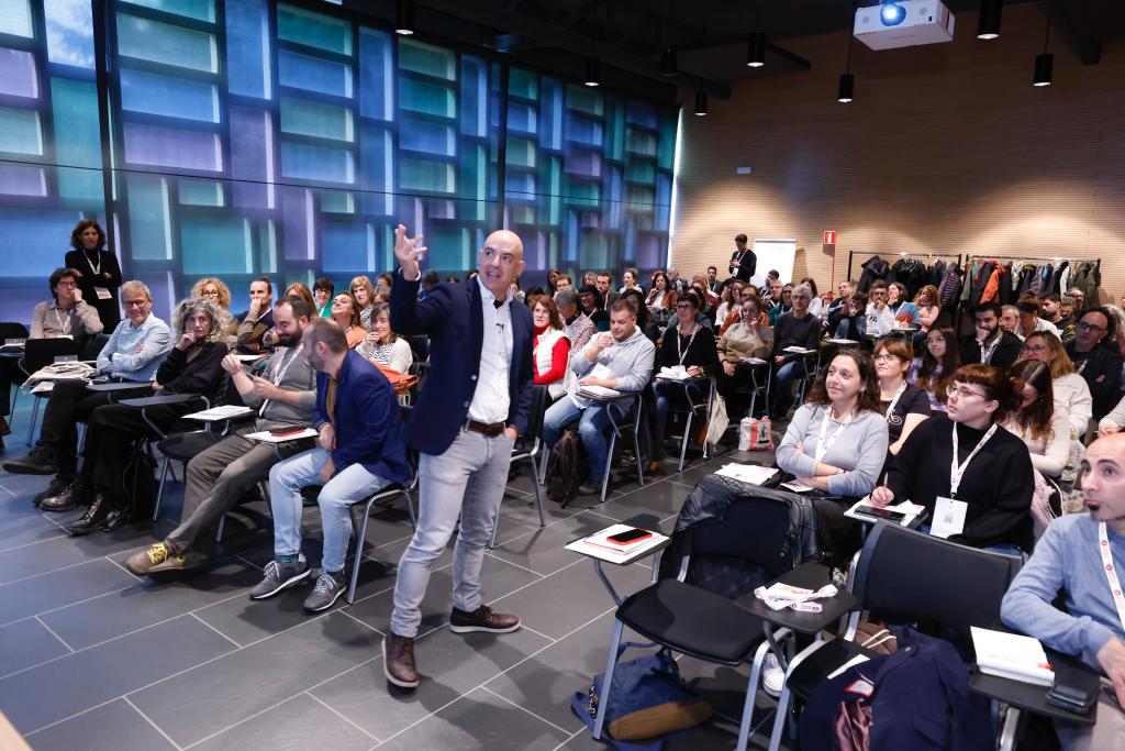 joventutdiba's tweet photo. @Inigomandojana La xarxa com a superpoder d'una comunitat per poder atendre la joventut i les seves necessitats.

🗣️"No es una juventud libre de problemas".

#APROP23 #41JPLJ https://t.co/vR4MrjT81Q