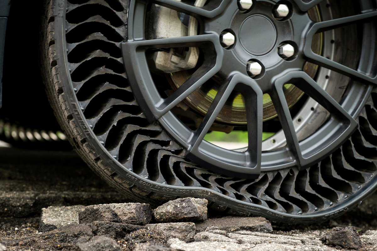 UtuCarsAfrica's tweet image. 🔧 Tire Care for Optimal Performance:
The key to safety and efficiency in your electric car is proper tire maintenance. Check pressure regularly to enhance performance and mileage. Well-maintained tires make for a smoother ride. #ElectricVehicle #TireCare #utucars #kenya #kot