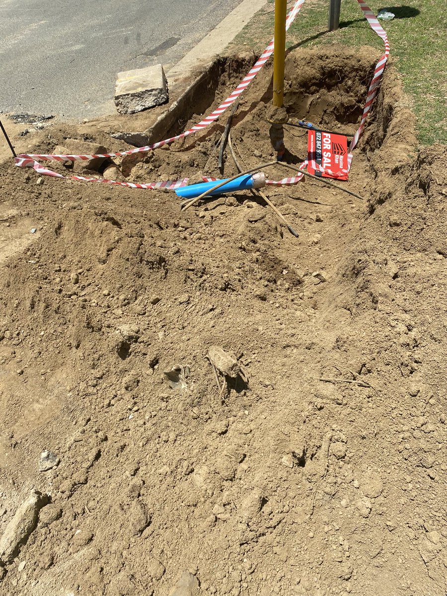 Mar_iette's tweet photo. I have logged a call hours ago these cables are live and super dangerous CP3085457 https://t.co/d9jzilSn0H