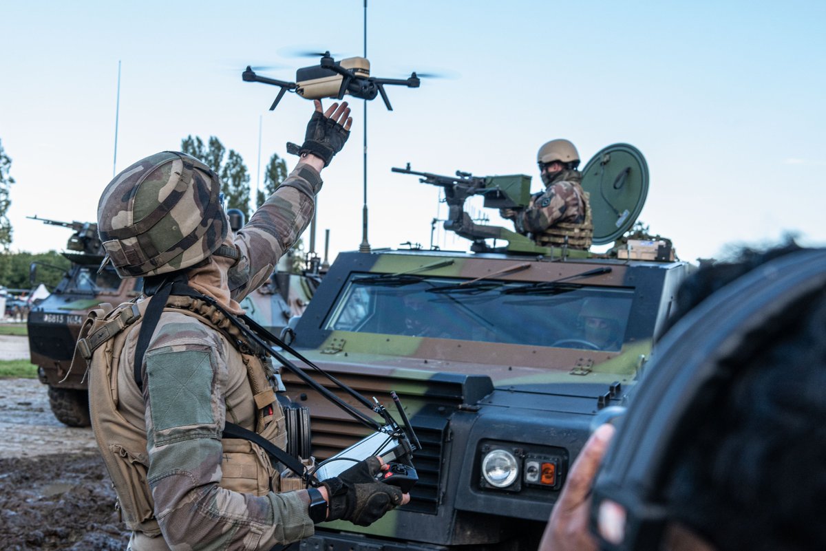 CEMAT_FR's tweet photo. Observation déportée, renseignement et feux dans la profondeur, appui au commandement, l’@armeedeterre de #Combat exploite la puissance des drones pour amplifier son efficacité opérationnelle sur le champ de bataille. https://t.co/TSPHVI0oUw