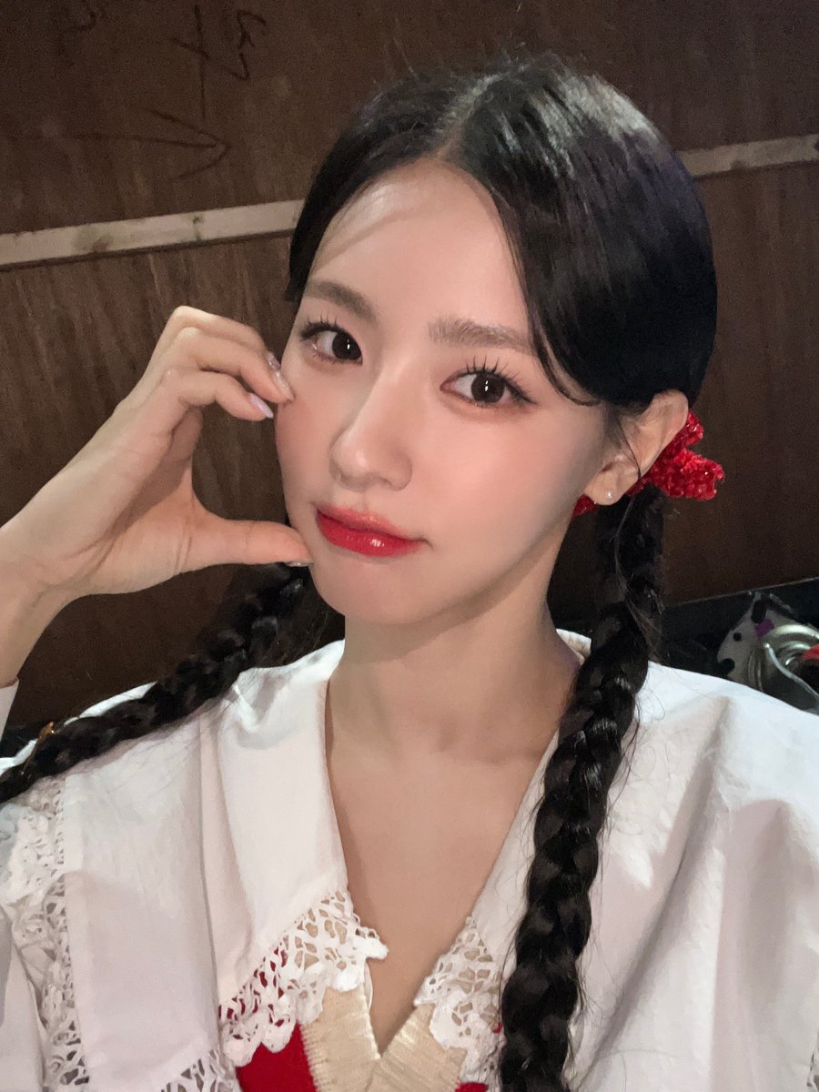 official_i_dle's tweet photo. [📢] #여자아이들 #미연 : Mnet <엠카운트다운> 출연 안내

(여자)아이들 미연이 출연하는 Mnet '#엠카운트다운'이 시작되었습니다.
쌀쌀해진 날씨, 네버랜드의 마음을 따뜻하게 해줄 MC 미연 등장 ❤️ 
네버랜드 여러분의 많은 시청 부탁드립니다! 💜

#GIDLE
#MIYEON https://t.co/gqfXyw7mSh
