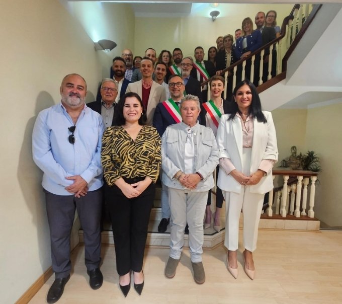 La FECAM da la bienvenida a alcaldes de Cerdeña dentro del proyecto 'Islas del Mar'.

Con este acto se pretende promover los hermanamientos y  redes de ciudades pertenecientes a Canarias y la isla italiana para promover, entre otros, nuestras identidades.
fecam.es/actividad_inst…