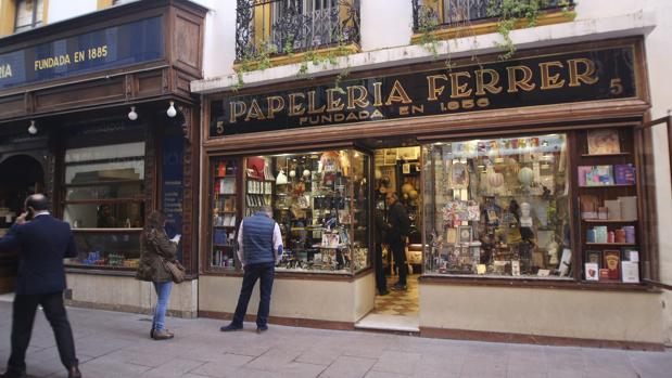 Sabias que en Sevilla tenemos la librería mas antigua de España?. Fundada en 1856, la papelería Ferrer es la más antigua de España y la tercera más antigua de Europa. Reminiscencias de la Sevilla que se nos fue y ya nunca volvera.  #buenosdiasatodos #FelizJuevesATodos #sevillahoy