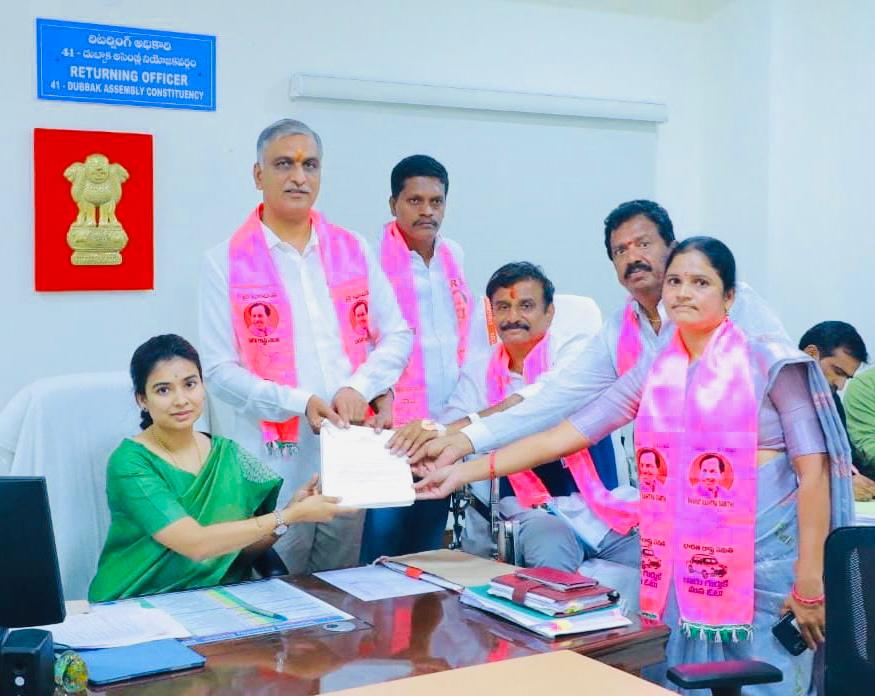 gade_shekar's tweet photo. *దుబ్బాక నియోజకవర్గం* 

*దుబ్బాక అసెంబ్లీ బీఆర్ఎస్ పార్టీ ఎమ్మెల్యే అభ్యర్థిగా కొత్త ప్రభాకర్ రెడ్డి గారి నామినేషన్ కార్యక్రమంలో మంత్రివర్యులు శ్రీ తన్నీరు హరీష్ రావు గారితో కలిసి పాల్గొన్న బిఆర్ఎస్ రాష్ట్ర నాయకులు శ్రీ సోలిపేట సతీష్ రెడ్డి గారు* 

*#teamssr&amp;kpr* https://t.co/lxY2fcdi7y