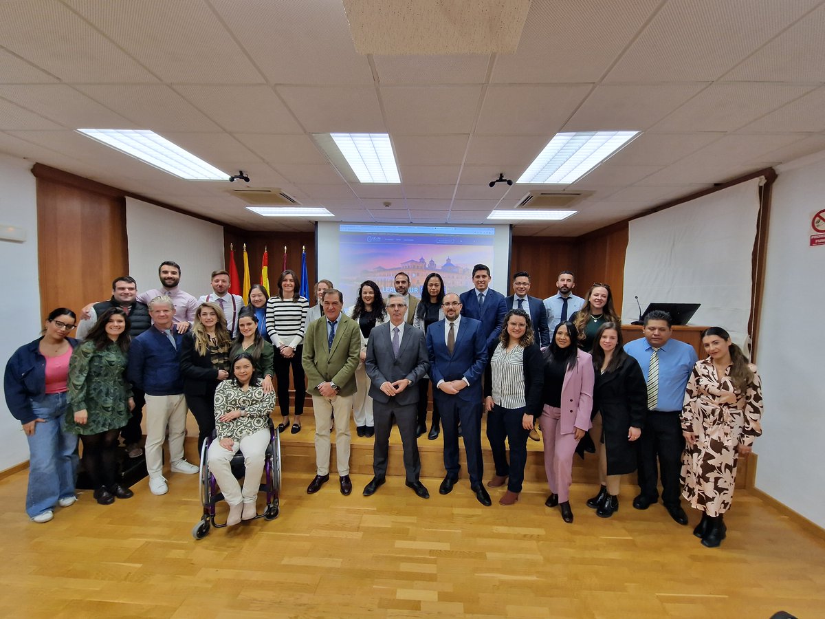 UCAM's tweet photo. 📸 Reunión del equipo LATAM de @UCAM_Global en el salón de actos del Campus de Los Jerónimos. Nuestros delegados visitan estos días la Universidad para hacer equipo y renovar energías para el nuevo curso. https://t.co/XZFvO2ldC8