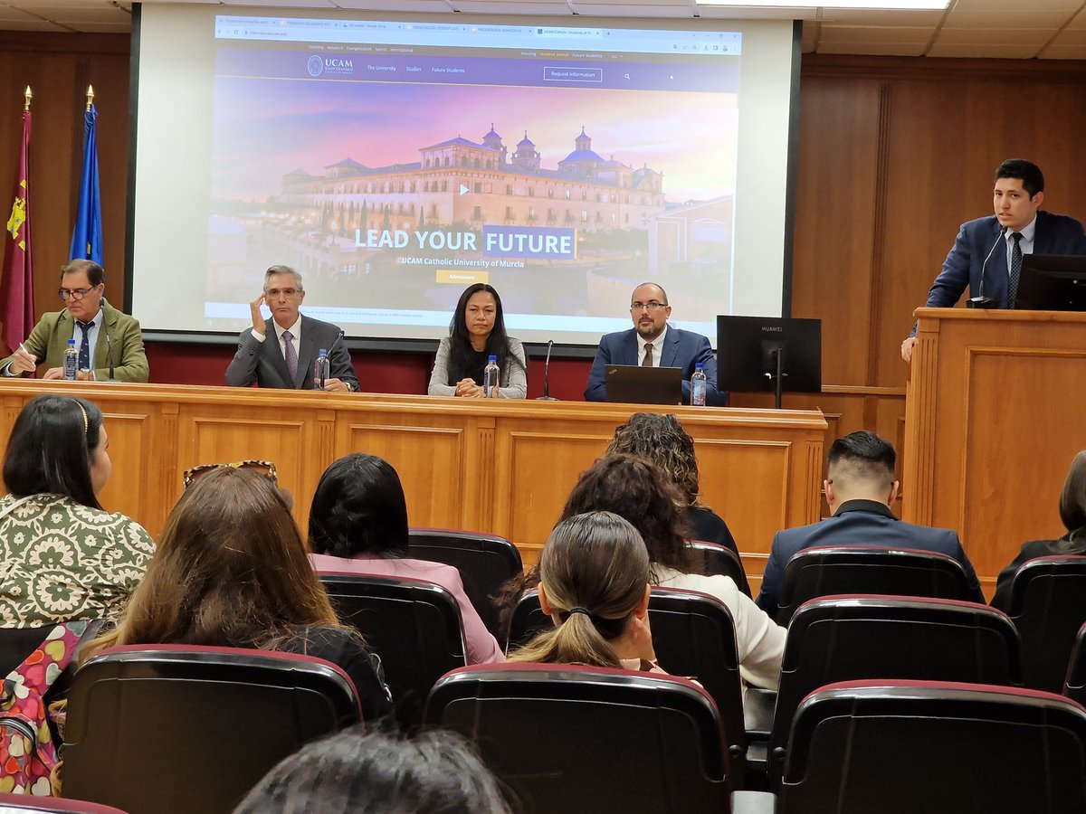 UCAM's tweet photo. 📸 Reunión del equipo LATAM de @UCAM_Global en el salón de actos del Campus de Los Jerónimos. Nuestros delegados visitan estos días la Universidad para hacer equipo y renovar energías para el nuevo curso. https://t.co/XZFvO2ldC8