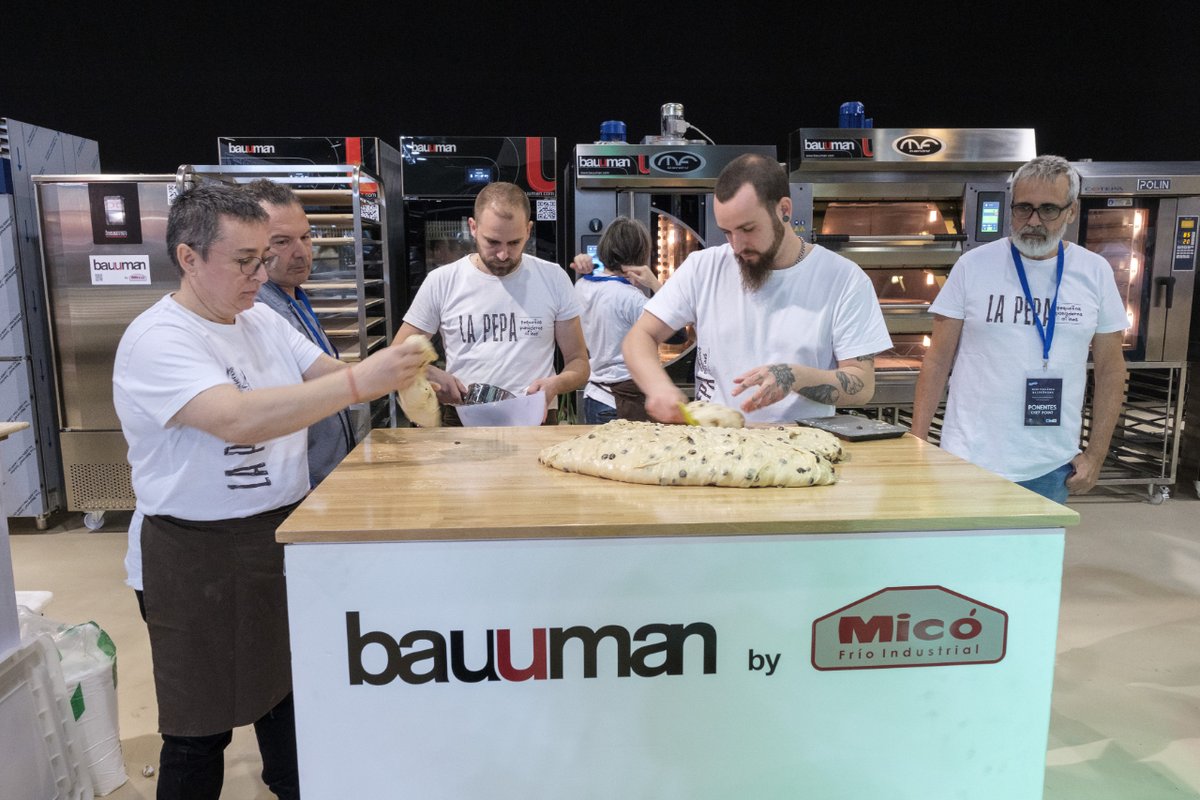 AsocFeriasEsp's tweet image. 🥖 Trío de campeones del mundo en el espacio #pandeverdad de @feriagastronoma: pizza, pan y panettone.

ℹ️ Más info: mtr.cool/yirebbqflb 

#Gastrónoma23 
#AsocFeriasEsp #ferias #PasiónPorLasFerias #Exhibitions #NosVemosEnLaFeria