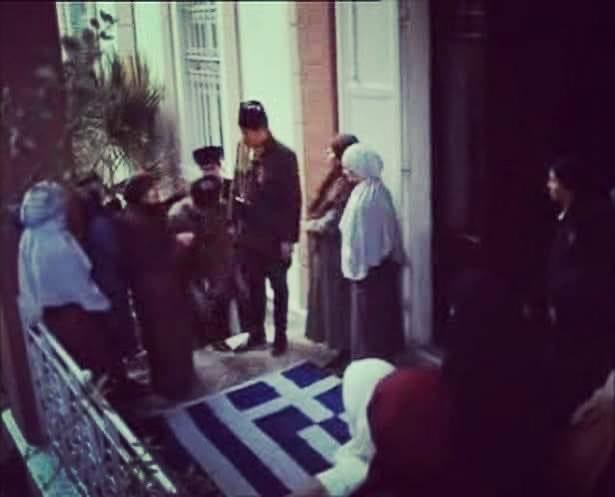 O'na Dil Uzatmayın;

Şimdi ben orduyu Nato'ya bağlayan Adnan Menderes'in, devlet maaşıyla kumar oynayıp boş zamanlarında "şiir" yazan Necip Fazıl'ın, düşmana teslim olan Vahdeddin'in, Kuvayi Milliye ordusunun İzmir'e girişini duyunca palayı pırtıyı toplayıp kaçan Damat Ferit'in,