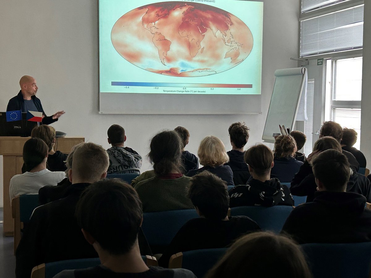 czechglobe_offi's tweet photo. 8. listopad  v #CzechGlobe patřil Týdnu Akademie věd ČR. O přednášky, které se věnovaly riziku vzniku a šíření přírodních požárů, zrychlení tempa oteplování planety, nezastupitelné roli biologických pump pro uhlíkový cyklus a roli těkavých látek v atmosféře, by velký zájem. https://t.co/35Fmx1s9jM