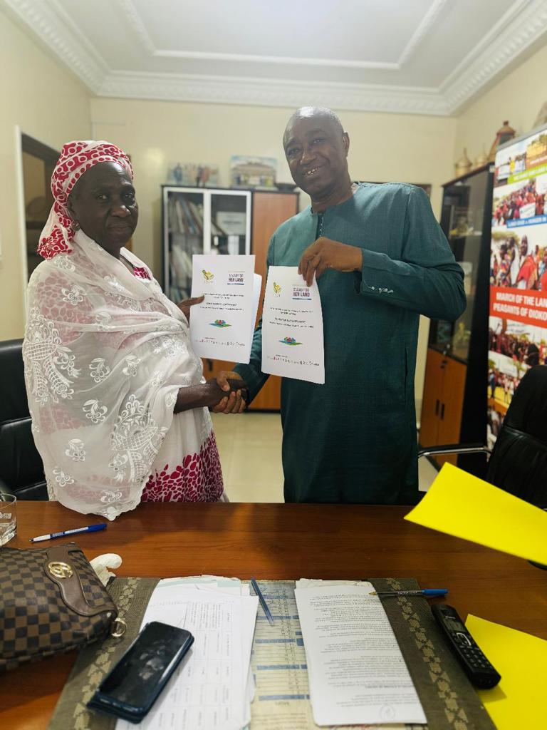 7 nov 2023 : Signature de la Convention par Mme Ndiouck Mbaye Présidente de la Fédération Nationale des Femmes Rurales du Sénégal  avec le Directeur Exécutif de CICODEV pour la campagne Stand for her Land (#S4HL).

#Stand4HerLandSN #Stand4HerLand