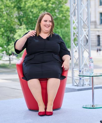 Nach dem Abitur begann Ricarda Lang 2012 ein Studium der Rechtswissenschaften, das sie an der Humboldt-Universität zu Berlin 2019, nach 7 Jahren, ohne Abschluss abbrach. Damit ist die "Juristin" Lang zweifellos für höhere Aufgaben in der Staatsführung prädestiniert.