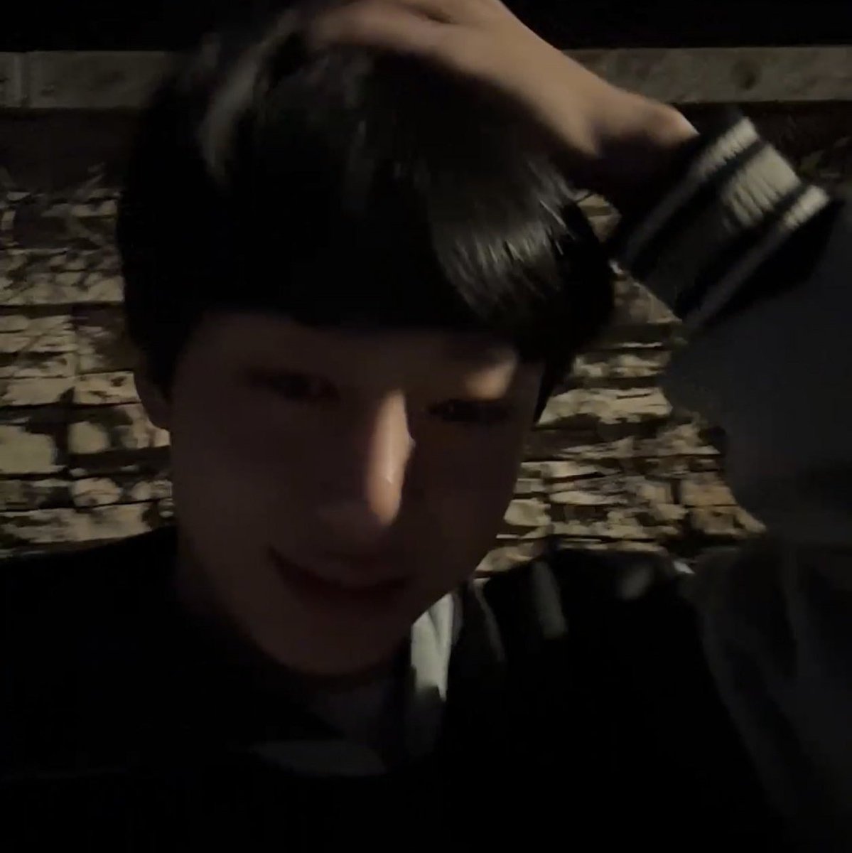 HyungwonThings's tweet photo. 231109 Hyungwon bubble live #형원

Yesterday he cut his hair by himself!! https://t.co/k7pqmp5Cjd