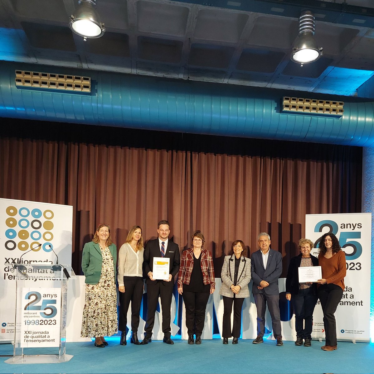 llucpeclim's tweet photo. @aiguesbcnclien reccull la certificació en gestió de la #FPDual  amb @iesteveterradas. Una evidència més del compromís d' @agbar amb  la formació professionalizadora y l'ocupació de qualitat. https://t.co/5bnmN8tH1O