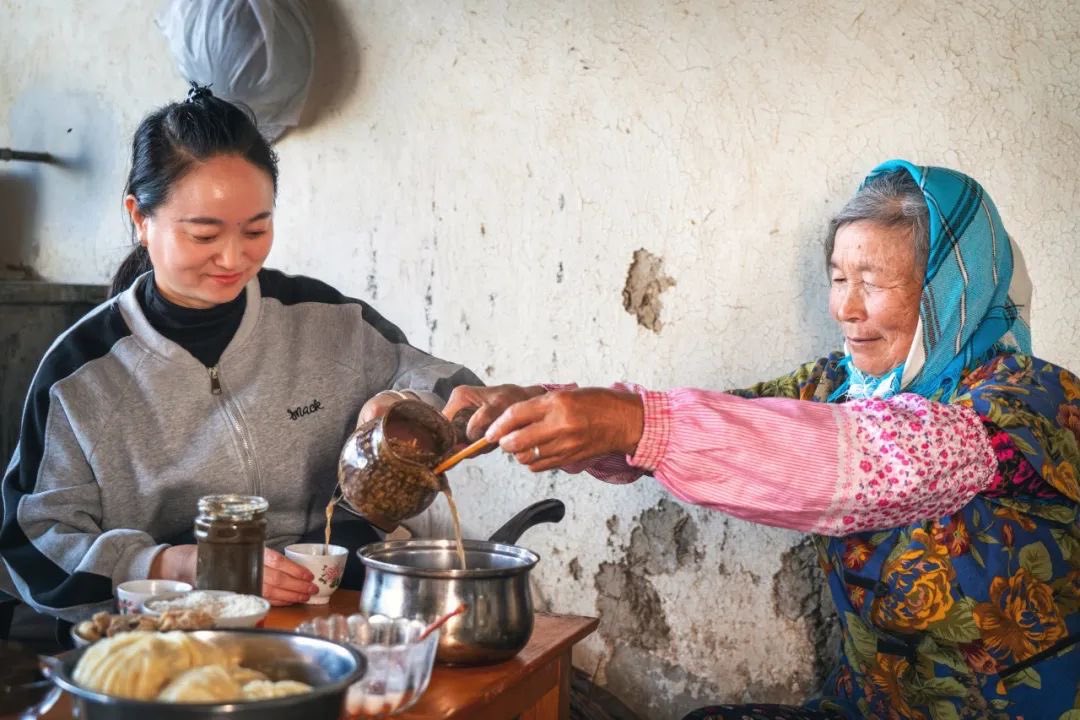 LijiangAmazing's tweet photo. The old lady is making the #buttertea which is a popular #drink in #Yongsheng county, NW Yunnan’s #Lijiang. The ingredients seem simple but the process is not easy. #TraditionalFood https://t.co/uNzLPb4d6q