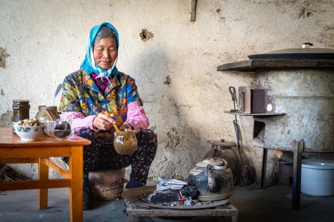 LijiangAmazing's tweet photo. The old lady is making the #buttertea which is a popular #drink in #Yongsheng county, NW Yunnan’s #Lijiang. The ingredients seem simple but the process is not easy. #TraditionalFood https://t.co/uNzLPb4d6q