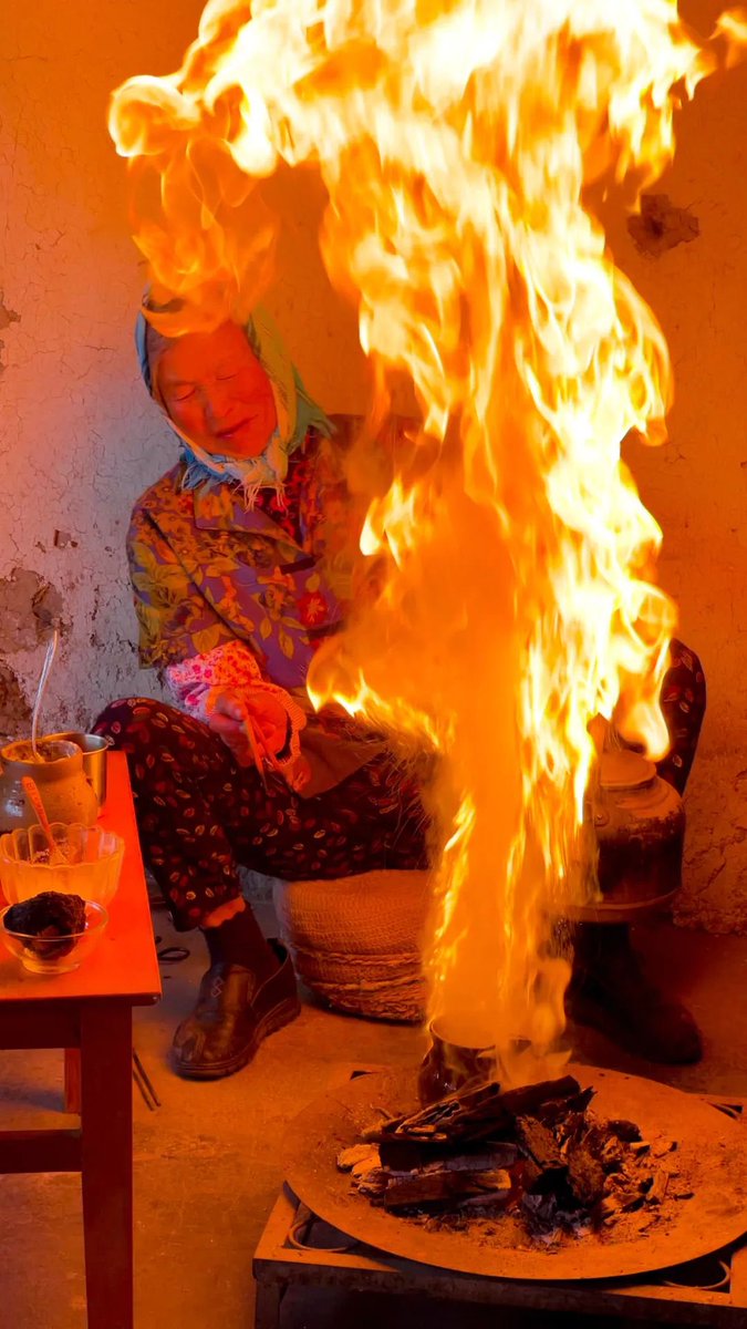 LijiangAmazing's tweet photo. The old lady is making the #buttertea which is a popular #drink in #Yongsheng county, NW Yunnan’s #Lijiang. The ingredients seem simple but the process is not easy. #TraditionalFood https://t.co/uNzLPb4d6q