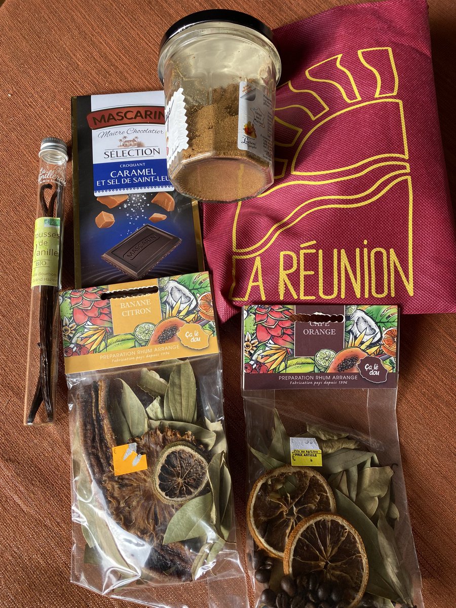 G27Marco's tweet photo. Quelle chance et quel bonheur d’avoir une « commissionnaire de choc » du côté de l’île de la #Reunion ! Merci tout plein Maryse ❤️ #ageem #epices #rhumarrangé #chocolat #vanille #massale @ChretienMyse https://t.co/B9nzRUiqWK