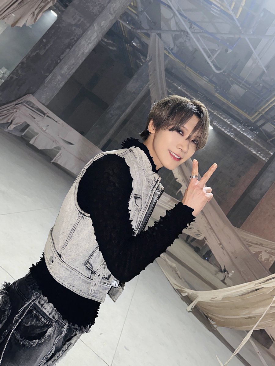 WayV_official's tweet photo. 🐈‍⬛🐱🐈

#TEN #李永钦 #텐 
#WayV #威神V 
#OnMyYouth #遗憾效应
#WayV_OnMyYouth 
#WayV_OnMyYouth_遗憾效应 https://t.co/Wp26BXinhd