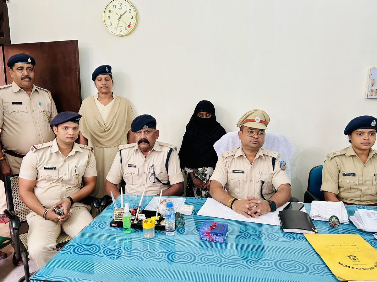 सरायकेला-खरसावाँ पुलिस का नशे के सौदागरों के विरुद्ध लगातार अभियान जारी:-
आज दिनांक-09.11.2023 को पुलिस अधीक्षक, सरायकेला-खरसावाँ, डॉ॰ बिमल कुमार को मिले गुप्त सूचना के आधार पर जिले के आदित्यपुर थाना क्षेत्र अंतर्गत मुस्लिम बस्ती में पुलिस के द्वारा छापेमारी कर एक महिला को 230