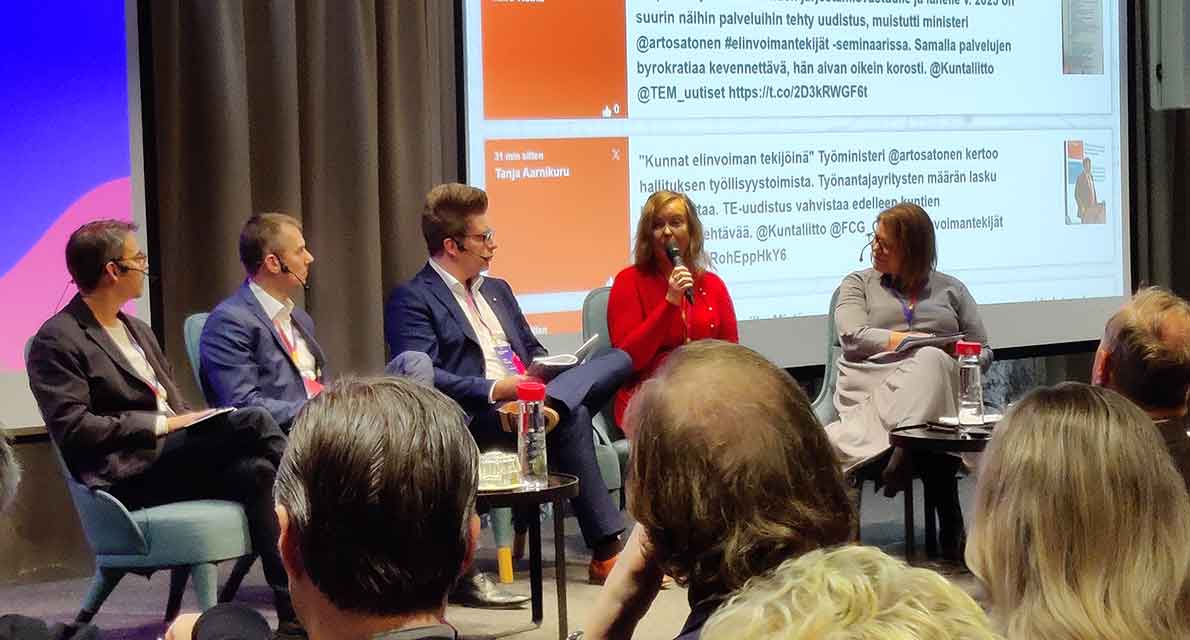 Kuntaliitto | Kommunförbundet (@kuntaliitto) on Twitter photo Kaikkia tarvitaan töihin, myös maahanmuuttajia. Kuntien rooli ammatillisen koulutuksen järjestäjänä on avainroolissa.
Kunnat elinvoiman tekijöinä -paneelikeskustelussa Anna-Kaisa Pusa Kurikasta, <a href="/JuhaHerra/">Juha Herrala</a> Isojoeltä, Tommo Koivusalo Vantaalta ja Niklas Lähteenmäki Hämeenlinnasta. Kaikkia tarvitaan töihin, myös maahanmuuttajia. Kuntien rooli ammatillisen koulutuksen järjestäjänä on avainroolissa.
Kunnat elinvoiman tekijöinä -paneelikeskustelussa Anna-Kaisa Pusa Kurikasta, <a href="/JuhaHerra/">Juha Herrala</a> Isojoeltä, Tommo Koivusalo Vantaalta ja Niklas Lähteenmäki Hämeenlinnasta.