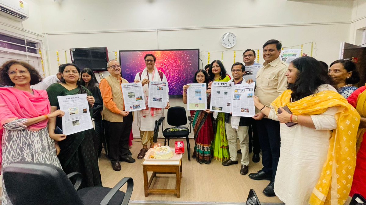 IIMC_India's tweet photo. DG IIMC, Dr. Anupama Bhatnagar along with ADG, Dr. Nimish Rustagi and faculty members released lab journals produced by students of English Journalism department, New Delhi.
#LabJournal @DrNimishRustagi @SurbhiDahiyaEJ @govind24 @AnubhutiYadava @DrRakeshGoswami https://t.co/RaiLsUdq3y