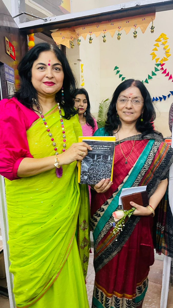 IIMC_India's tweet photo. DG IIMC, Dr. Anupama Bhatnagar along with ADG, Dr. Nimish Rustagi and faculty members released lab journals produced by students of English Journalism department, New Delhi.
#LabJournal @DrNimishRustagi @SurbhiDahiyaEJ @govind24 @AnubhutiYadava @DrRakeshGoswami https://t.co/RaiLsUdq3y