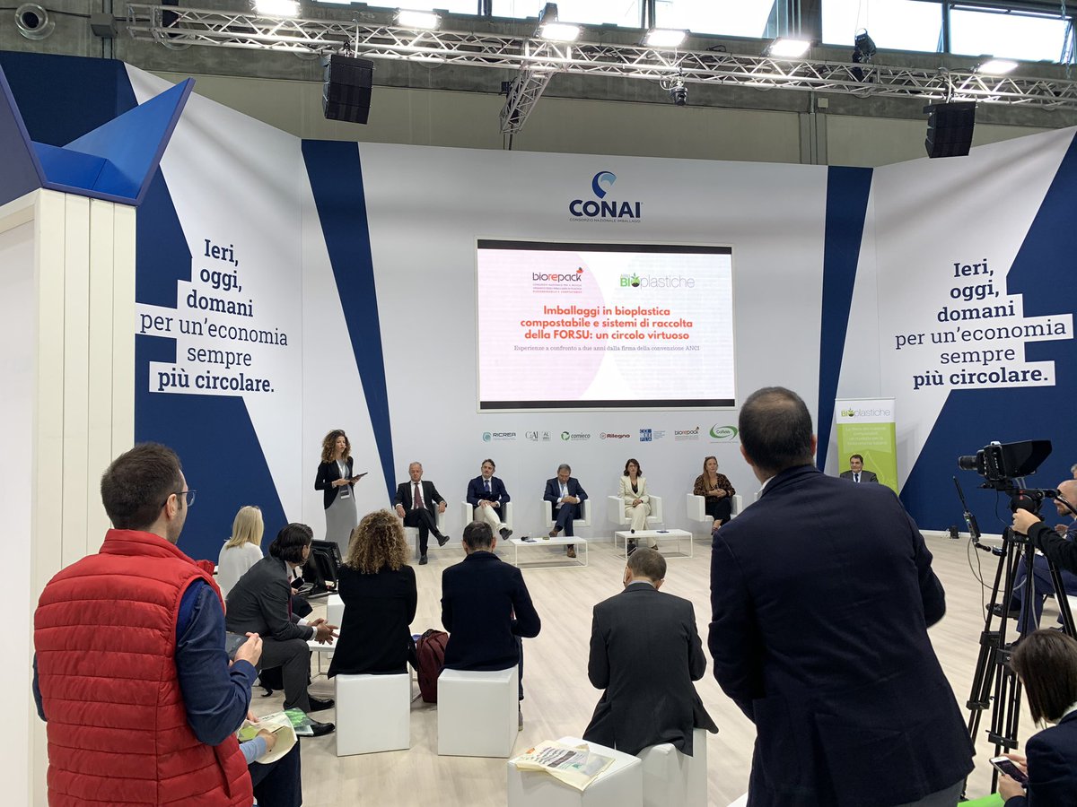 Ecodallecitta's tweet photo. Ha inizio ad @Ecomondo l’incontro sugli #imballaggi in #bioplastica #compostabile e sistemi di raccolta della #FORSU per fare il bilancio a due anni dalla convenzione tra aziende e @comuni_anci @abioplastiche @Biorepack_Cons @amsa_spa @bioplastics_eu #Ecomondo23 https://t.co/TYQ2go16dm