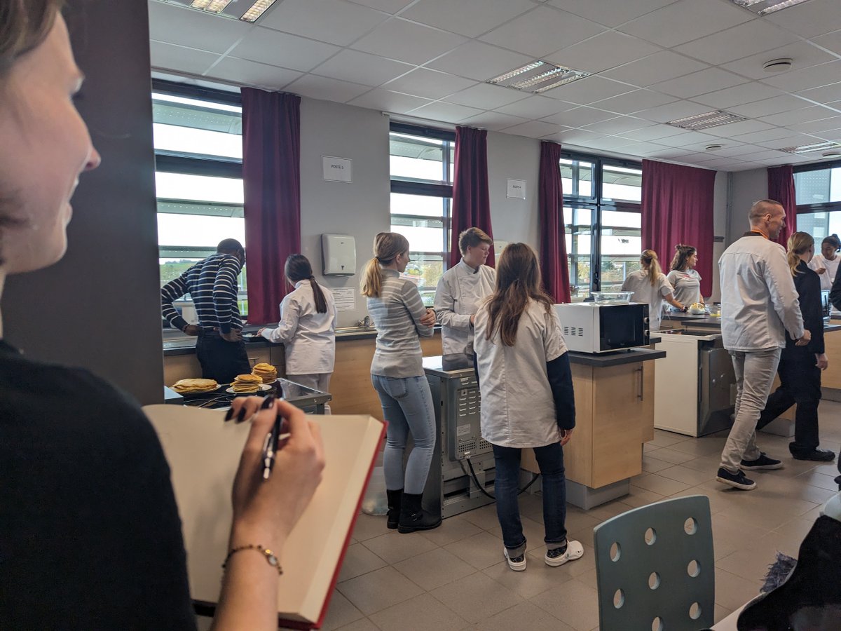AcAmiens's tweet photo. Les élèves de CAP ETMFC du lycée @edgand ont enfilé leur toque pour le projet « Les cuisines de minuit » 🍴🌙
Aux côtés des étudiants en master EDD, ils s'entrainent aux gestes pro et sont sensibilisés au développement durable
Instants capturés sur le papier par les L3 BD 🖌 https://t.co/a3rhnUzJyk