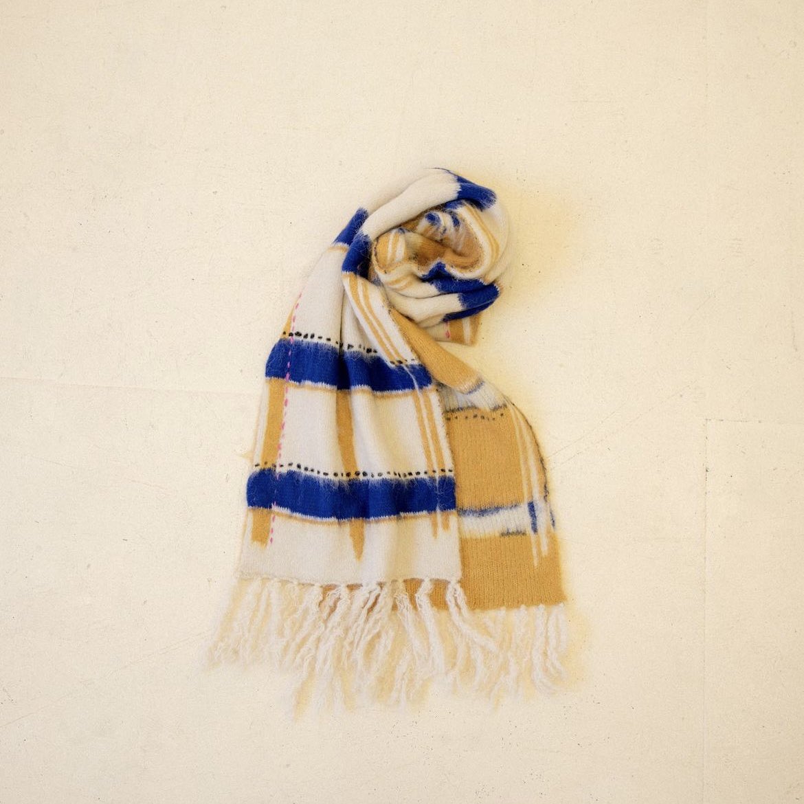 透明な空気のチェックニットマフラー