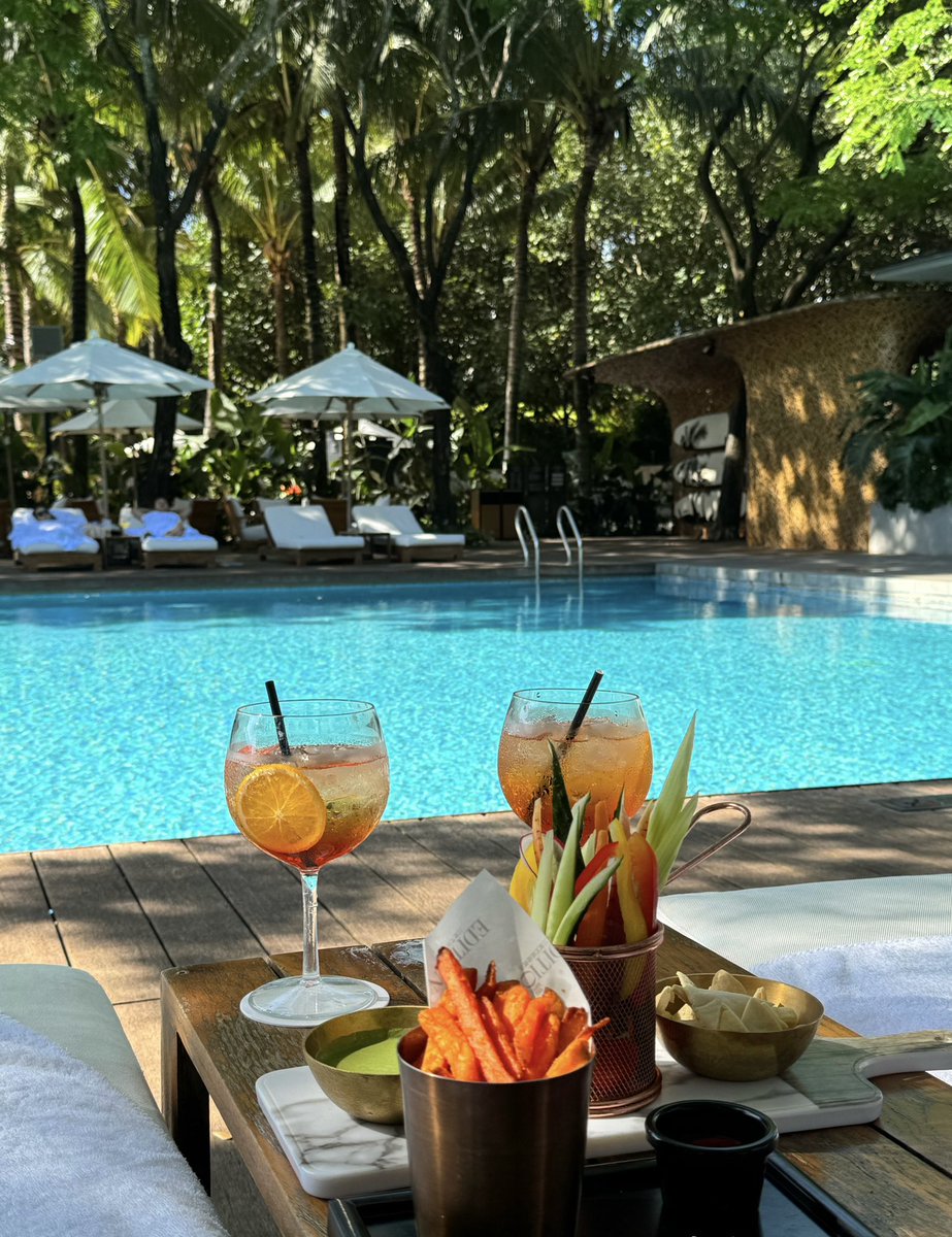 Gyoouv's tweet photo. "🌴 Sanya's Mandarin Oriental is offering an all-inclusive paradise! The Ocean Breeze Pavilion and Playful Waterside Retreat are calling your name. Daily buffet breakfast, welcome fruit basket, private jacuzzi – this vacation is pure luxury! 🏨 Scenic beauty, shopping, https://t.co/eqiMu2eBQV