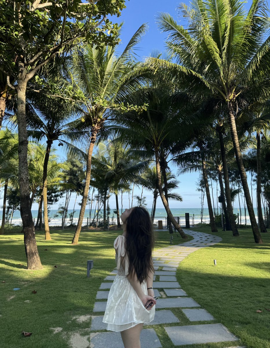 Gyoouv's tweet photo. "🌴 Sanya's Mandarin Oriental is offering an all-inclusive paradise! The Ocean Breeze Pavilion and Playful Waterside Retreat are calling your name. Daily buffet breakfast, welcome fruit basket, private jacuzzi – this vacation is pure luxury! 🏨 Scenic beauty, shopping, https://t.co/eqiMu2eBQV
