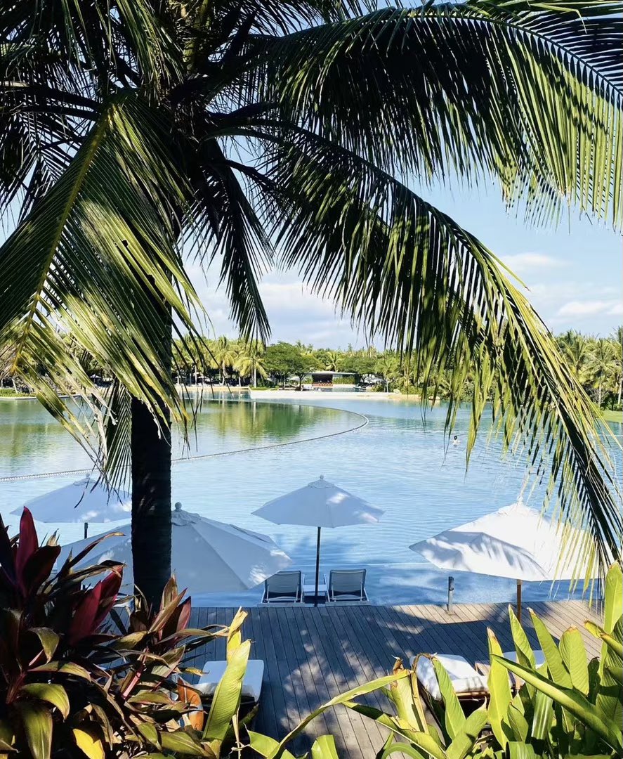 Gyoouv's tweet photo. "🌴 Sanya's Mandarin Oriental is offering an all-inclusive paradise! The Ocean Breeze Pavilion and Playful Waterside Retreat are calling your name. Daily buffet breakfast, welcome fruit basket, private jacuzzi – this vacation is pure luxury! 🏨 Scenic beauty, shopping, https://t.co/eqiMu2eBQV