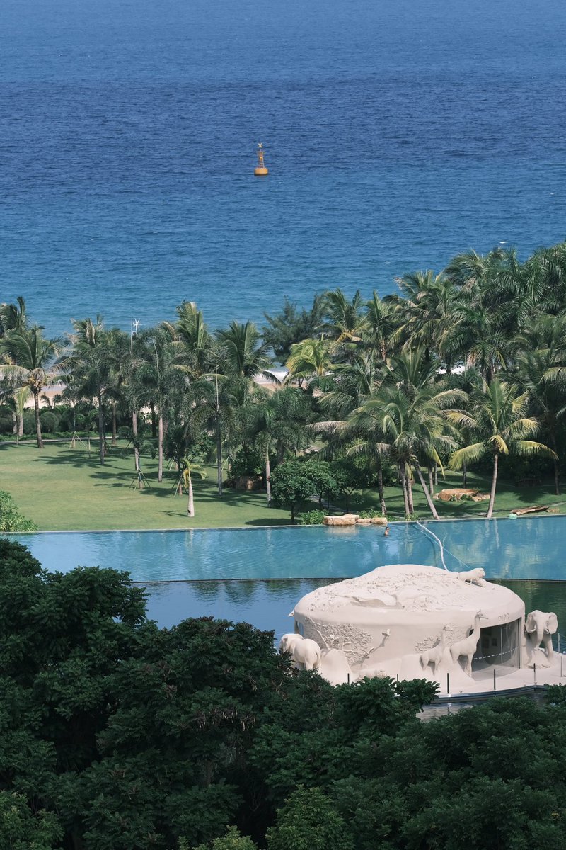 Gyoouv's tweet photo. "🌴 Sanya's Mandarin Oriental is offering an all-inclusive paradise! The Ocean Breeze Pavilion and Playful Waterside Retreat are calling your name. Daily buffet breakfast, welcome fruit basket, private jacuzzi – this vacation is pure luxury! 🏨 Scenic beauty, shopping, https://t.co/eqiMu2eBQV
